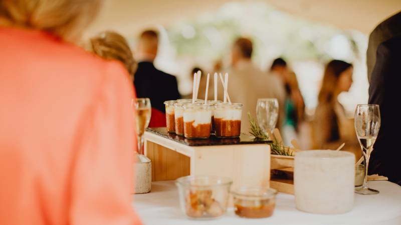 Cocktail dînatoire pour un séminaire d'entreprise à Castres avec animations culinaires et service sur mesure par un personnel qualifié